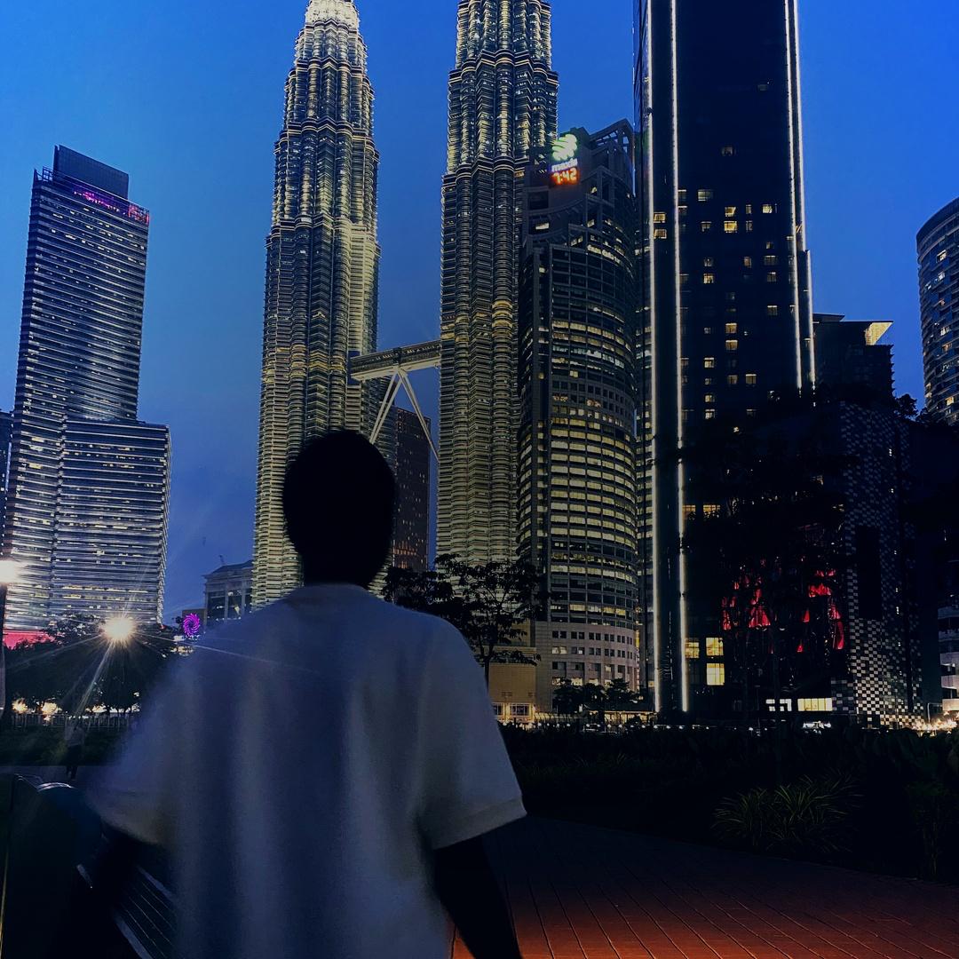 Abdou, représentant Tabi en Malaisie, devant les tours Petronas à Kuala Lumpur